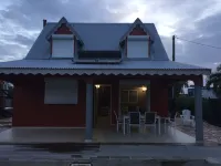 VILLA D'ALICE 1 TOWN CENTER 10 minutes ON FOOT FROM THE BEACH OF BOURG 3 STARS Hotels in Sainte-Anne