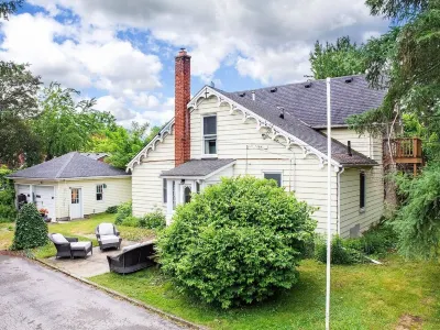 Main Street Family Retreat, Walking Distance to Beach & Downtown. Pet Friendly!