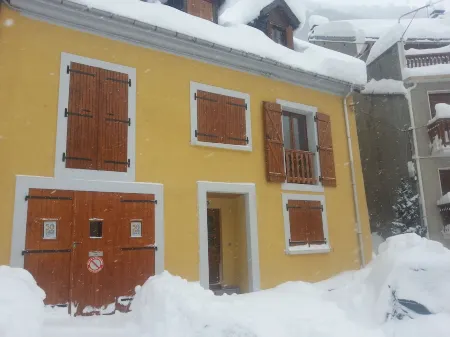 Self-contained apartment in house in Cauterets