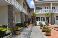 2-bedroom Gated Oasis with parking andPool Hôtels à : 