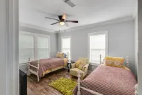 Royal Chateau in the heart of Fondren!