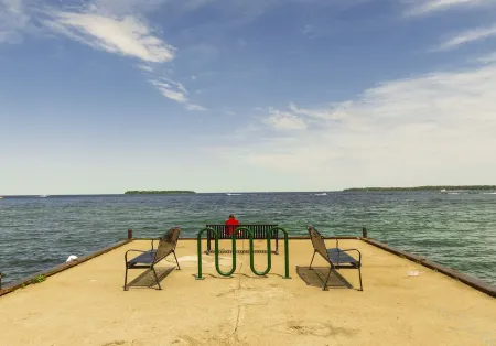 Cottage/Lake Simcoe/Innisfil/5 Bedrooms/10 Guests