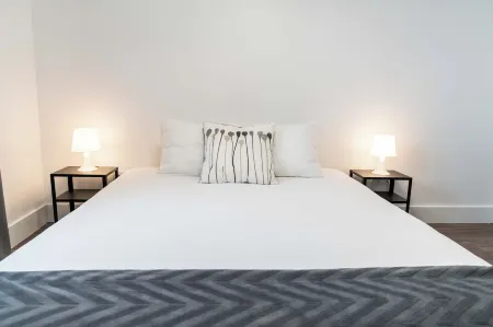 Incense - Newly built house with beautiful backyard, pool and mountain/ocean view Отели рядом с достопримечательностью «Marina de Vila Franca do Campo - Azores Islands»