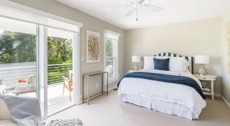 Holidays in the Hamptons! Chic Beach Home mins from Village