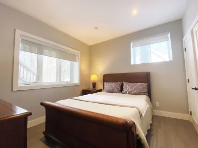 Spacious Private Comfort, EV Charger, Pet OK, Lg Fenced Backyard, Firepit, BBQ SmartCentres 브레이스브릿지 주변 호텔
