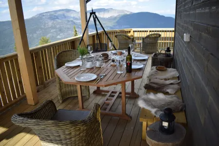 Relaxation with mountain views, hiking, skiing, by the water, dogs welcome