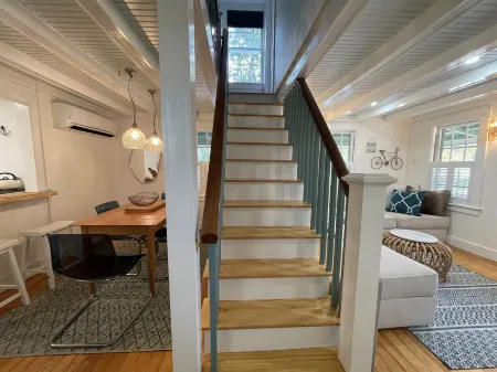 OB Cozy-Cottage-Glam off Circuit with Great Outdoor living Отели рядом с достопримечательностью «ЙМКА Мартас-Винъярд»