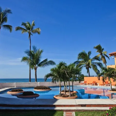 A pool and a beach… What else do you need? Check out my REVIEWS! GREEN!