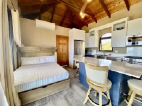 House by the Sea: Idyllic Views, Pool, AC, Back-up Power โรงแรมใน