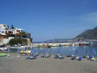 Holiday villa, close to the beach, with swimming pool and mountain views Hotel a Asprouliani