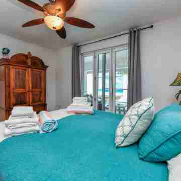 Luxury pool villa totally private backyard - 5 minutes to the beach! Rooms