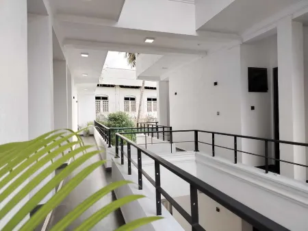 Diora Hotel Отели рядом с достопримечательностью «Sivali Central College Playground»