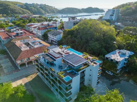 Cozy studio apartment near beach with roof top pool, AC, WiFi