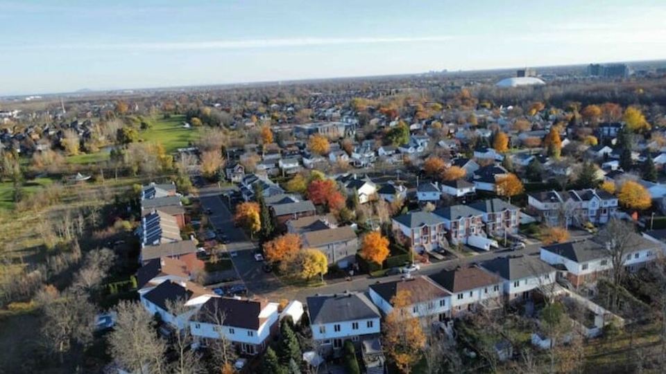 Cozy Suburban Retreat • Free Parking • Close to Montreal DownTown