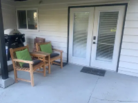 Modern, stylish, bright and peaceful 2 Bedroom New Suite. Fully licensed