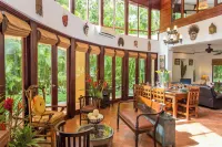 On Manuel Antonio Beach, 3 bed private pool and jacuzzi Lots of Monkeys!