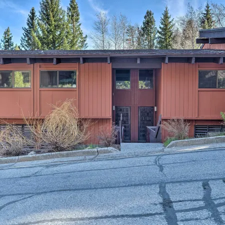 Walk to Canyon Lodge! Resort-Style Condo w/ Pool
