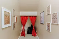 豪華靜居 帶恆溫泳池和隱蔽遊戲室 6 臥室住宅 by RedAwning