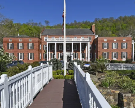 The Country Inn of Berkeley Springs Hotels in Berkeley Springs
