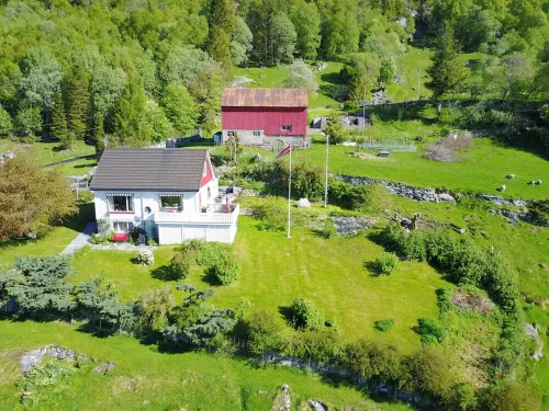 Stunning views to the mountains and sea, sleeps 6people. Hotels in Gurskoy