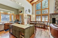 Bear Meadows Lodge - Hot Tub - Tahoe Donner 6 Bedroom Home by RedAwning - Jacuzzi