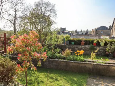 Copper Cottage Hotels near White Scar Cave