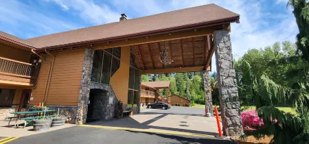 Cowlitz River Lodge