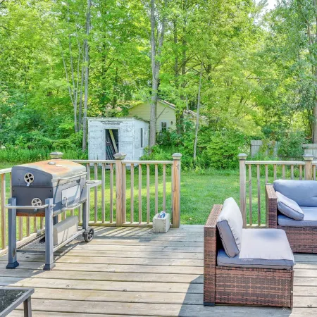 2 Mi to Lake Michigan: Pet-Friendly Sawyer Apt