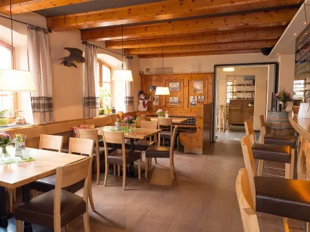 Gasthof Deutscher Adler Und Hotel Puchtler Отели рядом с достопримечательностью «Бакёфеле»