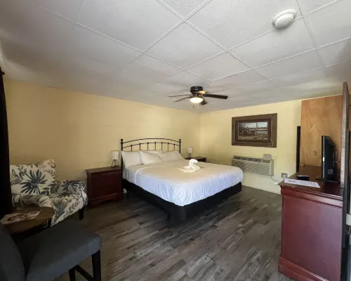 JI6, King Guest Room at the Joplin Inn at entrance to the resort by RedAwning Hotels in Montgomery County