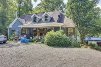 Georgia Home w/ 2 Fire Pits & Creek Access! Отели в г. 