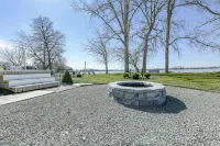 Peaceful Lakefront 3 bedroom Home with Boat Slip - Perfect Family Retreat