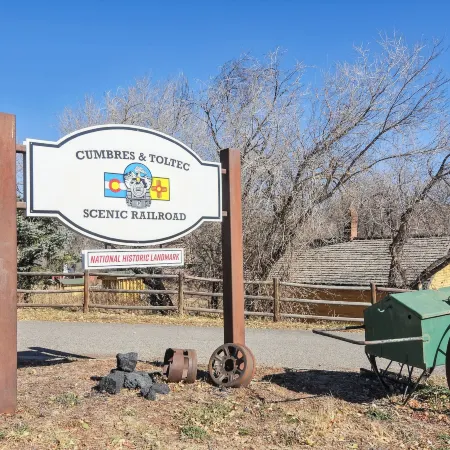 Single Tree Cottage - Walk to Downtown Chama!
