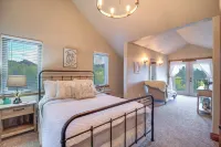 Secluded Mountain Family Home w/ Pike Peaks Views - balcony