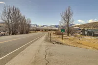 2 Mi to Main Street: Mtn-view Escape in Lander! - 3-Sterne