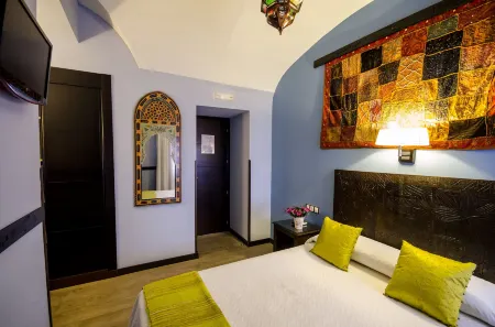 La Flor de Al-Andalus Отели рядом с достопримечательностью «Cripta Santa Eulalia»