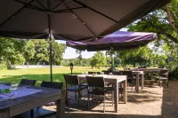 擁有泳池和餐廳等設施的中世紀城堡浪漫住宿