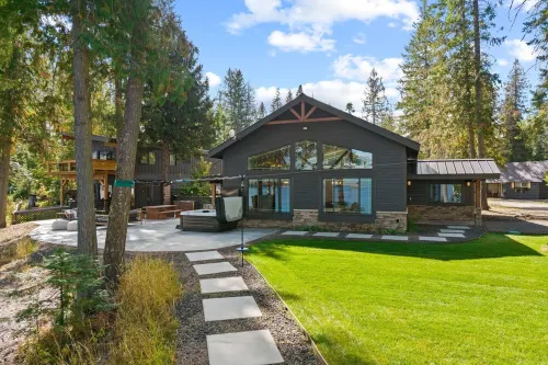Beautiful Waterfront Cabin with a Hot Tub & Sauna