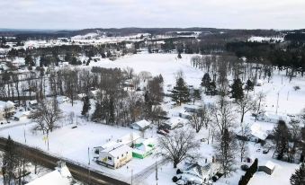 Manton Cottage ~ 34 Mi to Traverse City! - Housity