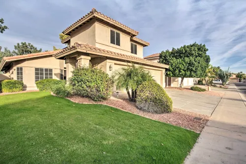 Pool, Hot Tub and Golf Course View Glendale Oasis!