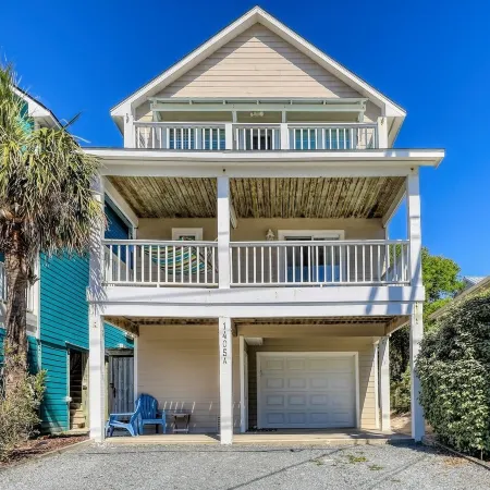 Beach Bliss: 4Br Beach Access Kayak Wi-fi 4 Bedroom Home by RedAwning