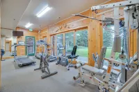 Family-Friendly Cabin: Pool Access, Bikes & Games - parking
