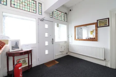 Pebbles Guest House Отели рядом с достопримечательностью «Oxygen Freejumping»