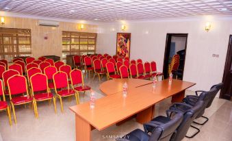 Dees Hotels Apartment & Suites