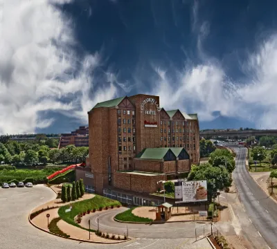 遜邱倫飯店 Centurion Lake附近的飯店