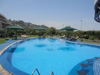 Ryan's Bay Hotel - Pools