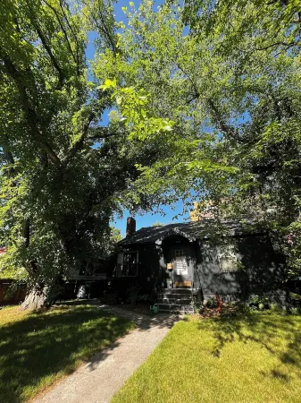 Downtown Bozeman Bungalow - 2 blocks from Main St. Отели в г. Бозмен