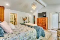 Riverfront Retreat w/ Fire Pit & Deck - con encanto