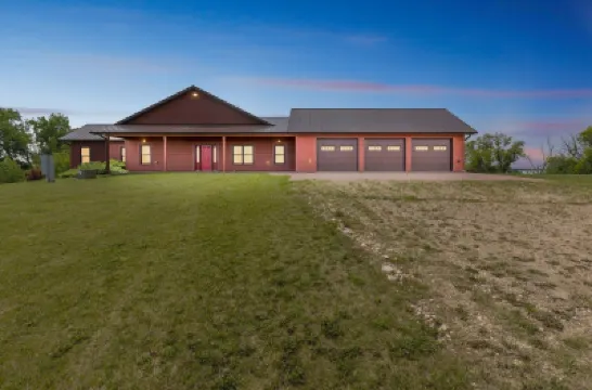 4Br Lakefront Fishing, Dogs OK Devils Lake Hotels in 