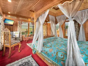 WelcomHeritage Gurkha Houseboats